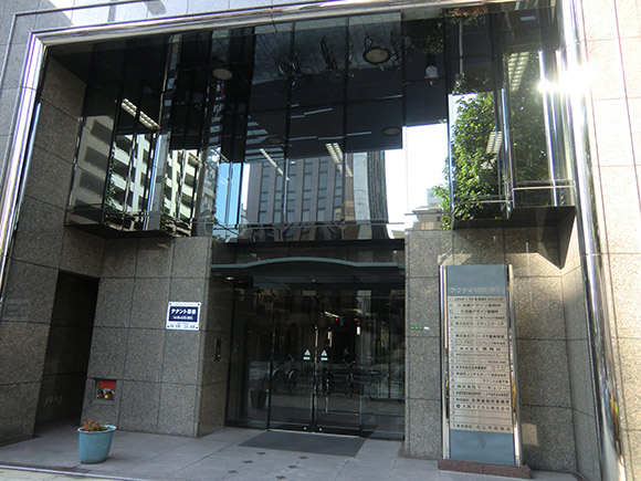 写真：天神橋　税理士法人風景　ビル1階入り口